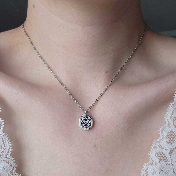 Gothic Versailles iridescent pearl necklace with a small silver chain - Picture 8 of 8